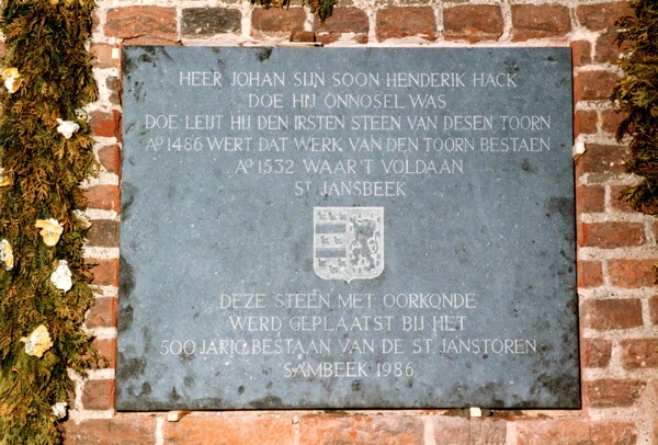 Gedenksteen, geplaatst bij het 500-jarig bestaan van de Sambeekse toren.