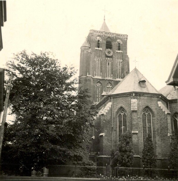 Zo zag de in 1804 herstelde, tweebeukige kerk van Sambeek eruit tot het najaar van 1944.